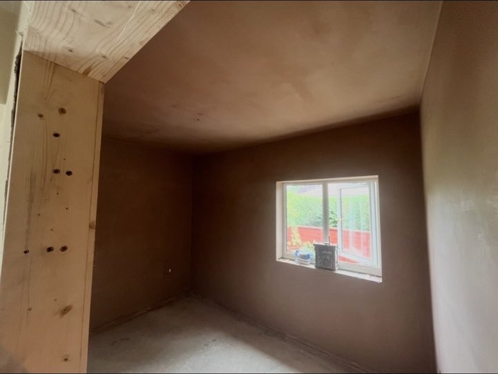 Freshly plastered room with smooth walls and ceiling