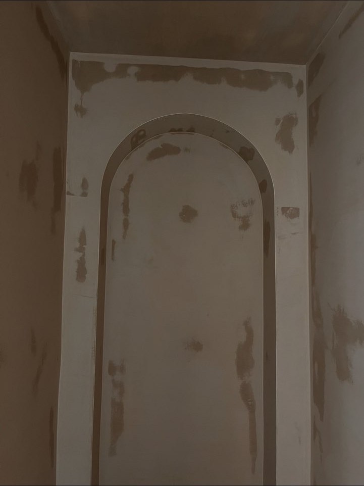 Plasterboard preparation around an arched wall feature