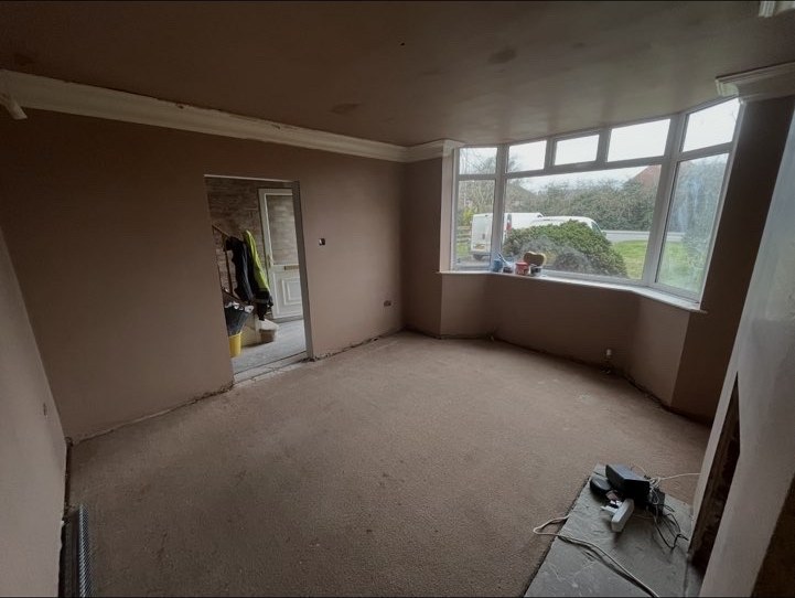 Freshly plastered living room with a bay window