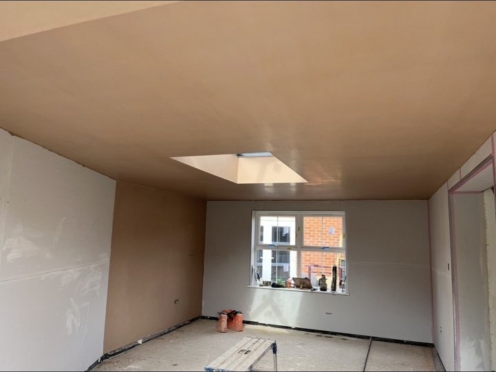 Plastered extension ceiling with a roof light